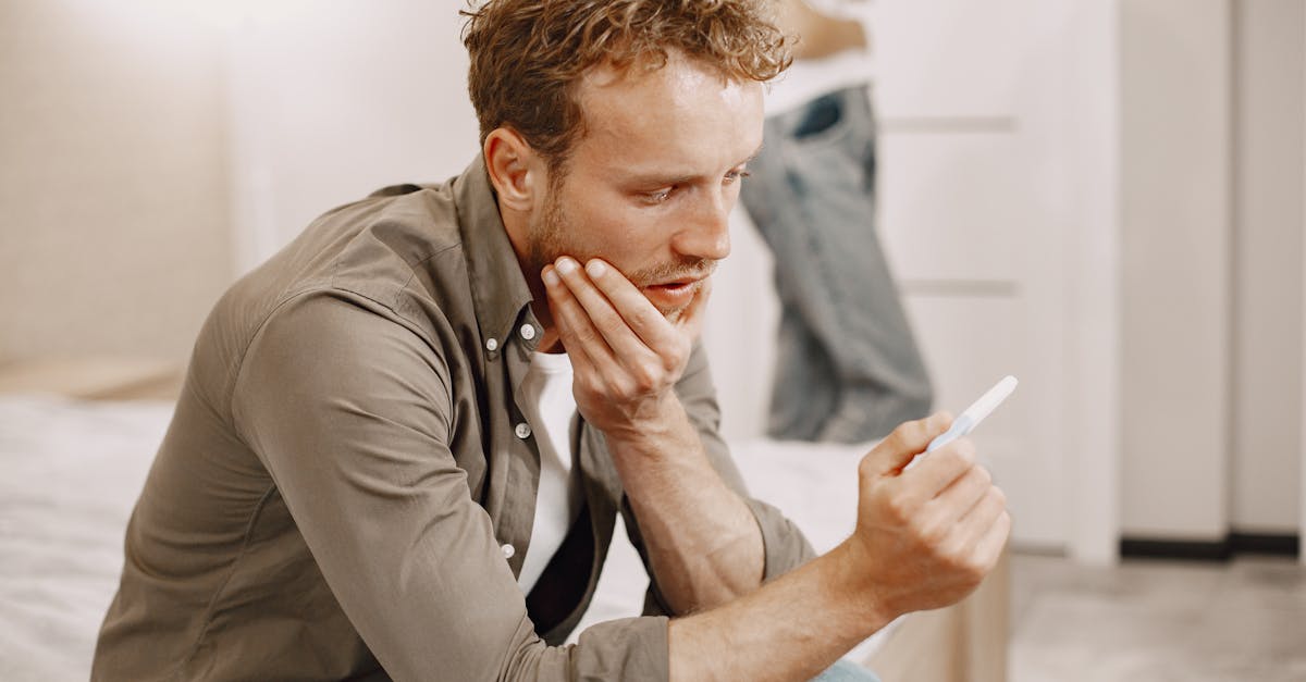 découvrez comment surmonter l'anxiété liée à la masturbation chez les partenaires et améliorer la communication intime pour une relation épanouie.