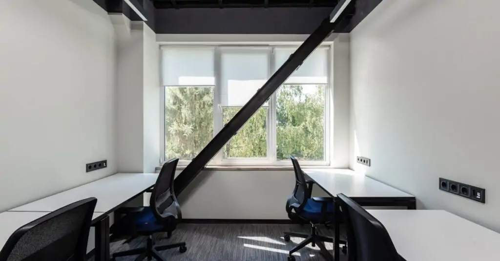 découvrez les causes, les effets et les moyens de gérer la jalousie pour améliorer vos relations personnelles et votre bien-être émotionnel.