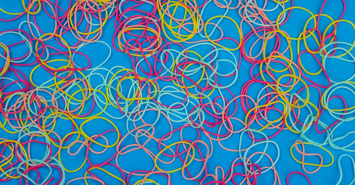 découvrez les techniques et mécanismes de la manipulation de masse, ses impacts sur les comportements collectifs, et comment s'en protéger efficacement.