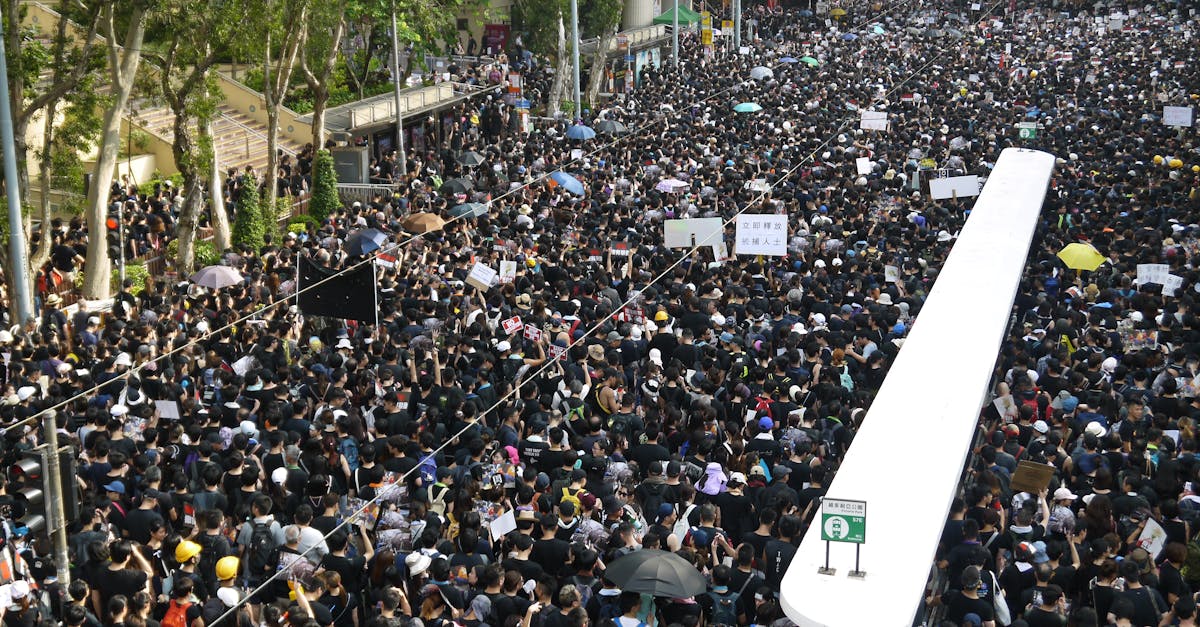 découvrez les mécanismes de la manipulation de masse, ses techniques et ses impacts sur la société moderne.