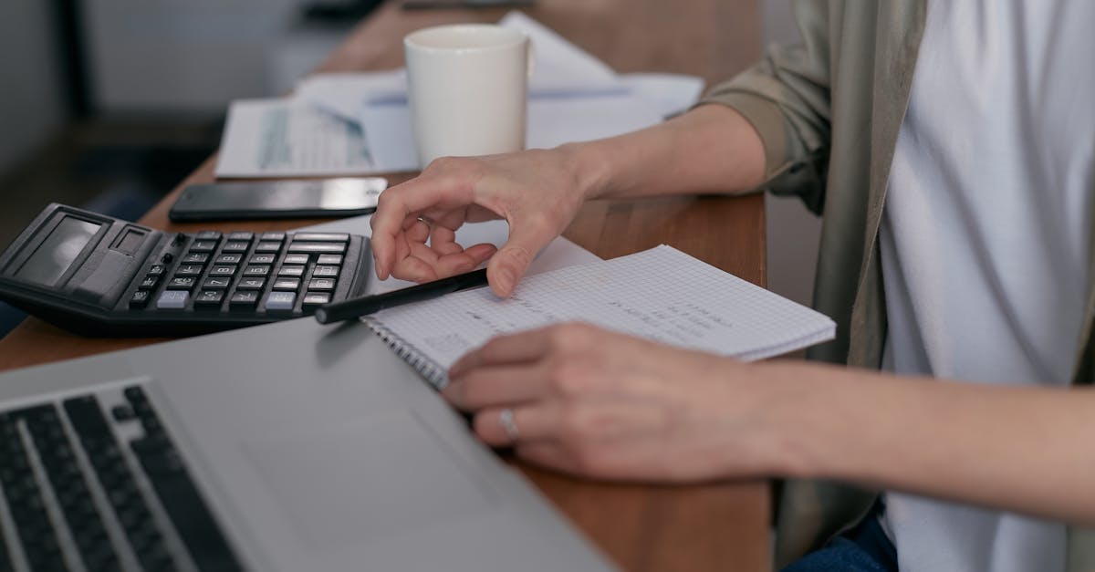 découvrez comment gérer l'anxiété matinale avec des conseils pratiques et des techniques apaisantes pour commencer votre journée sereinement.