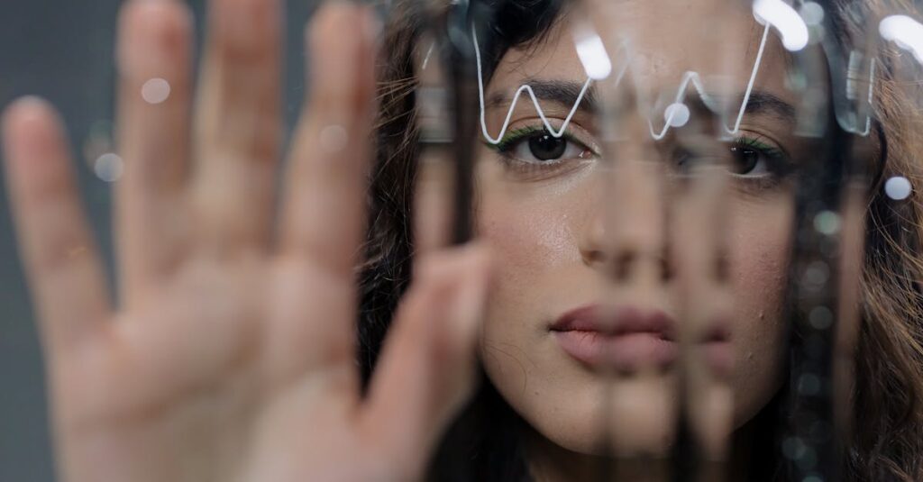 découvrez la synesthésie, un phénomène fascinant où les sens se mélangent, permettant de voir les sons, goûter les couleurs et vivre une expérience sensorielle unique.