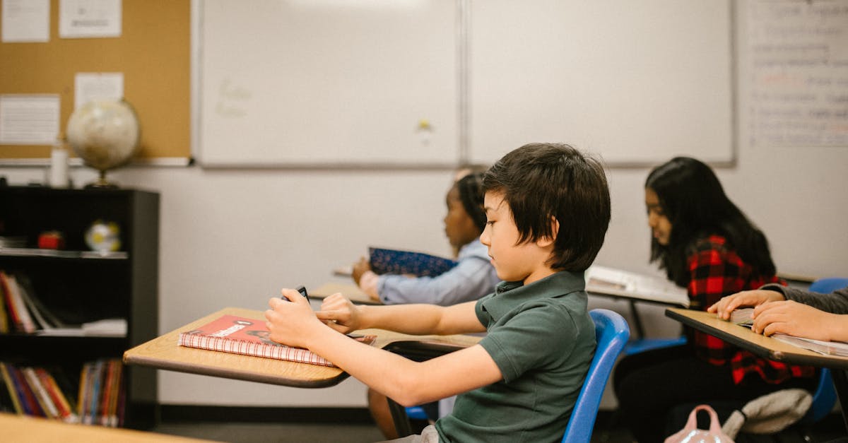 découvrez des ressources et des conseils pour soutenir les étudiants autistes dans leur parcours éducatif, favorisant inclusion et réussite scolaire.
