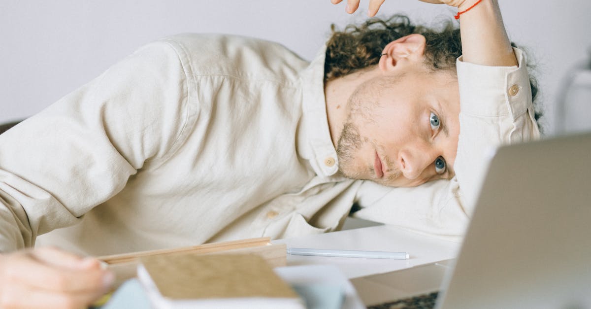 découvrez la chronologie du burnout : ses étapes clés, symptômes progressifs et conseils pour reconnaître et prévenir l'épuisement professionnel.