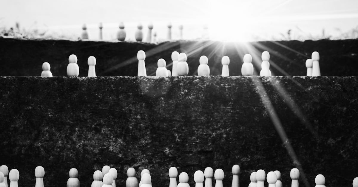 découvrez la pyramide des besoins de maslow, une théorie psychologique expliquant les différentes motivations humaines allant des besoins fondamentaux à l'accomplissement de soi.