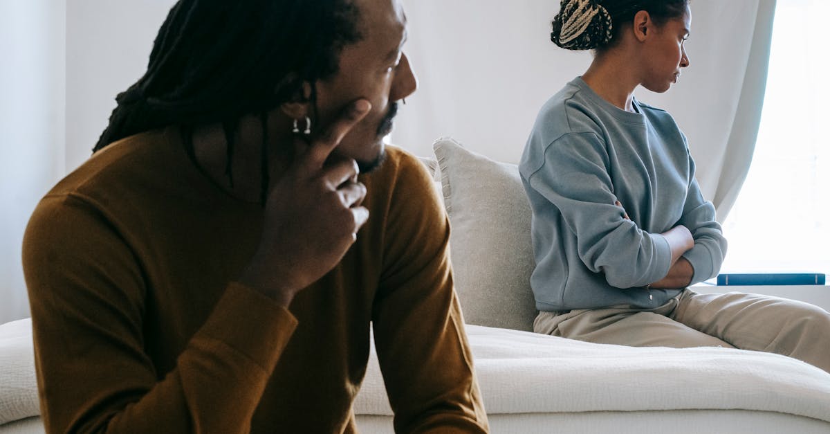 découvrez comment les émotions négatives se propagent et influencent les comportements et les interactions sociales, ainsi que des stratégies pour les gérer efficacement.