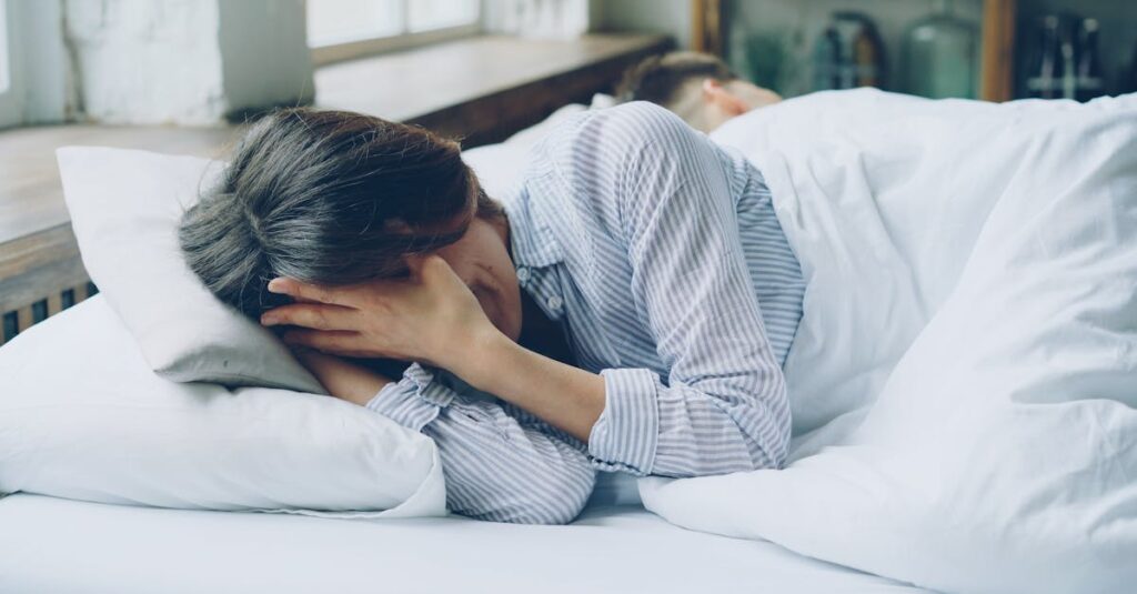 découvrez les troubles de l'humeur saisonniers, leurs symptômes, causes et solutions pour mieux gérer ces variations d'humeur liées aux changements de saison.