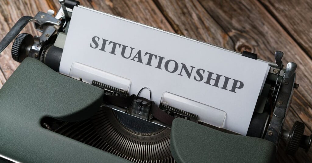 découvrez ce qu'est une situationship, cette relation ambiguë entre amitié et romance, ses caractéristiques, ses avantages et ses défis.