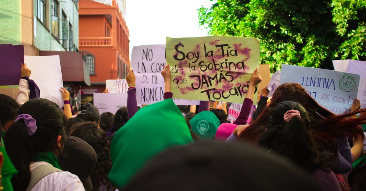 découvrez la solidarité organique, un concept sociologique décrivant l'unité sociale basée sur la diversité des fonctions et des interdépendances individuelles.