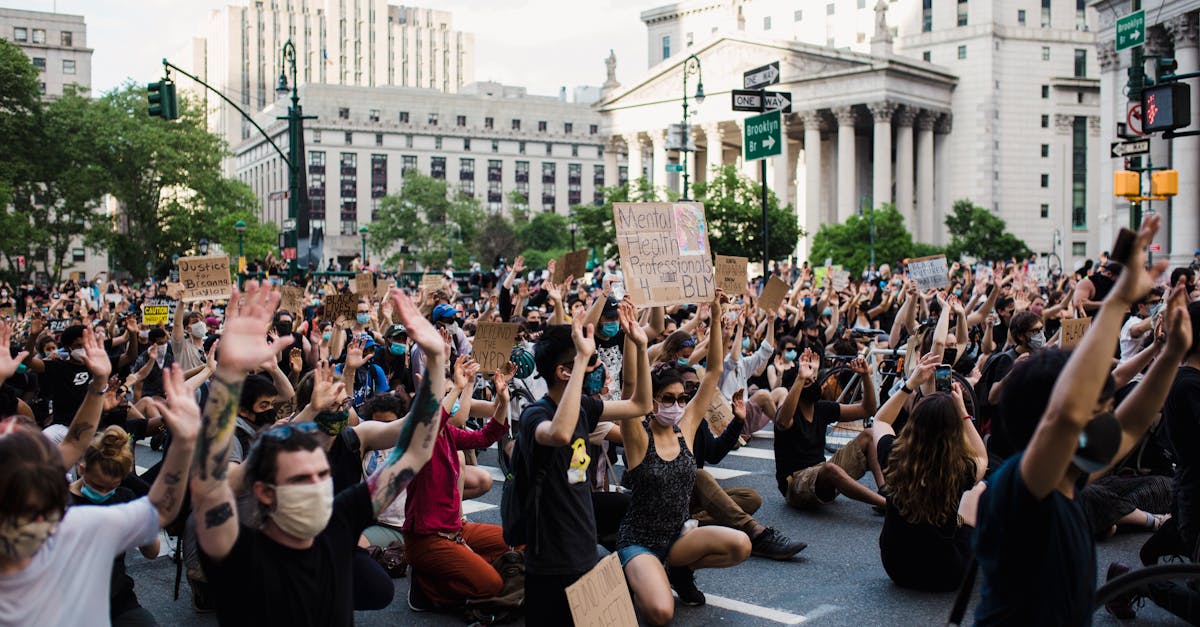 découvrez le concept de solidarité organique, un principe sociologique où la cohésion sociale repose sur la diversité et l'interdépendance des individus au sein de la société.