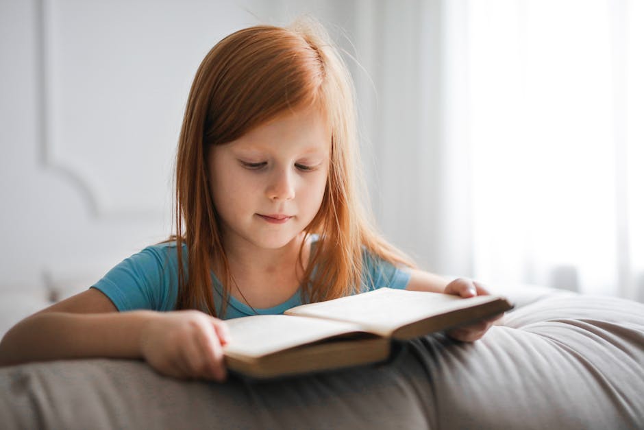 Enfant lisant un livre avec concentration et plaisir