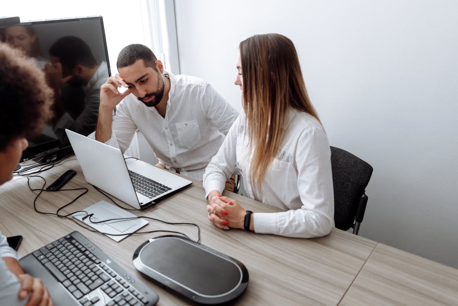 Équipe en visioconférence dans un contexte de travail hybride