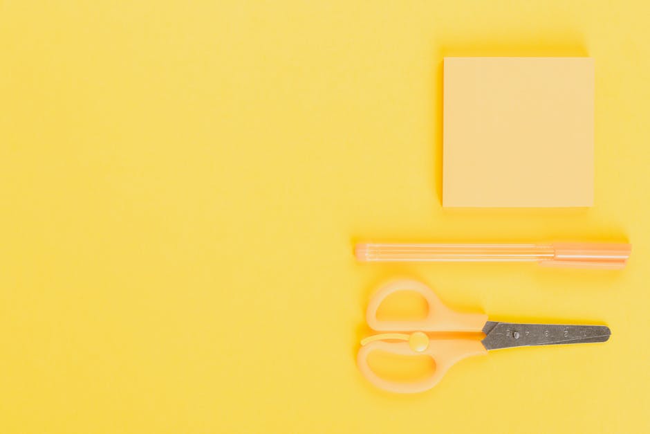 Bureau créatif lumineux avec touches jaunes et orange