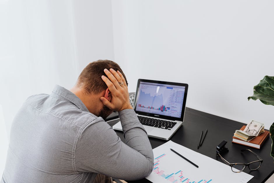 Travailleur fatigué devant plusieurs écrans illustrant la surcharge cognitive et le stress numérique