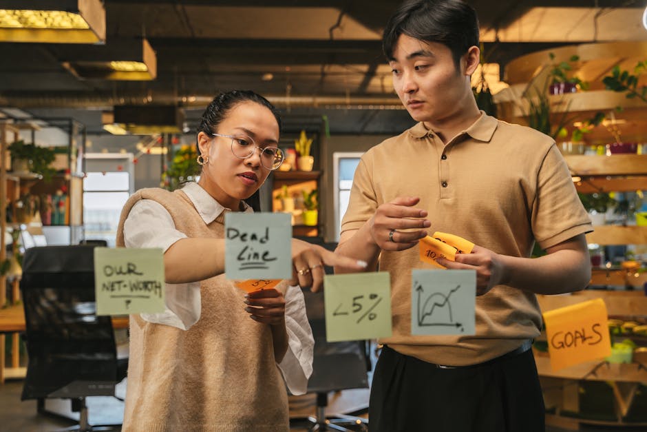 Collègues collaborant sur un projet dans un espace de travail hybride